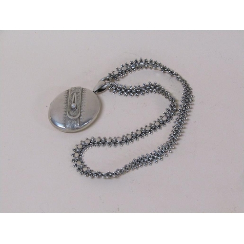 1541 - SILVER PENDANT LOCKET ON A SILVER NECKLET