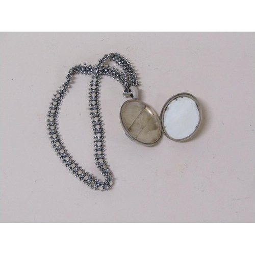 1541 - SILVER PENDANT LOCKET ON A SILVER NECKLET