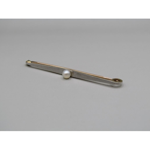 1580 - 15ct WHITE GOLD PEARL SET BAR BROOCH, 2.6g