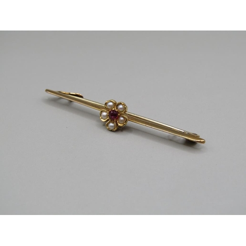 1581 - 9ct GOLD RUBY AND PEARL FLORAL BAR BROOCH 2.2g