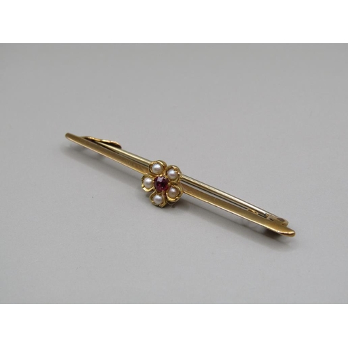 1581 - 9ct GOLD RUBY AND PEARL FLORAL BAR BROOCH 2.2g