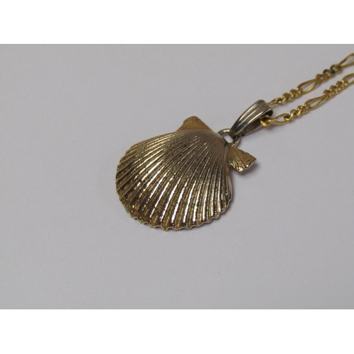 1621 - 9ct GOLD CHAIN WITH A GILT METAL SHELL PENDANT, 2.8g