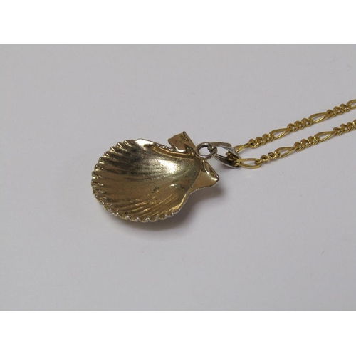 1621 - 9ct GOLD CHAIN WITH A GILT METAL SHELL PENDANT, 2.8g