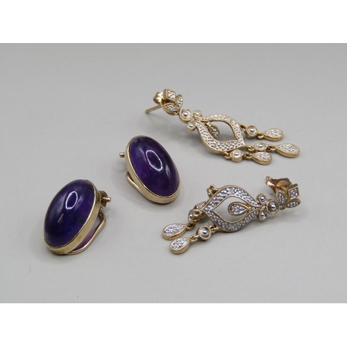 1628 - PAIR OF 9ct GOLD STONE SET DROP EARRINGS AND A PAIR OF GOLD AMETHYST CABOUCHON CLIP EARRINGS - 7g TO... 