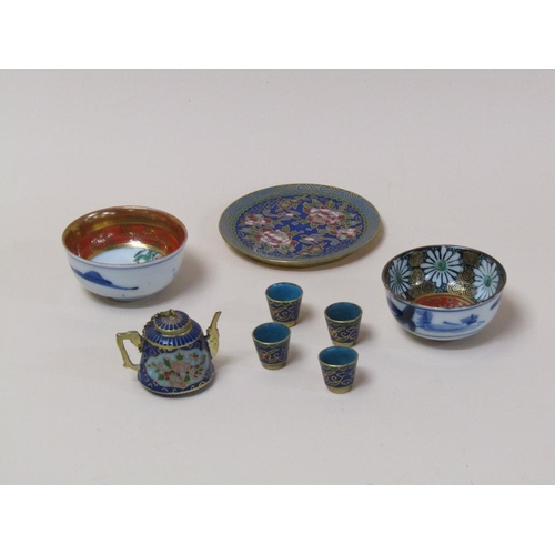 1704 - BOX OF MIXED ORIENTAL CHINA AND CLOISONNE