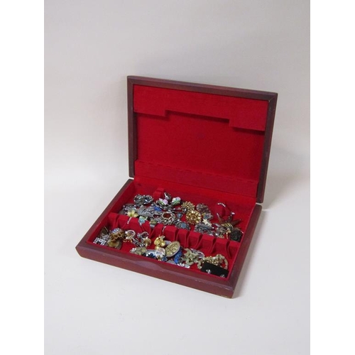 1739 - CANTEEN BOX OF MIXED COSTUME JEWELLERY - RINGS, BROOCHES ETC