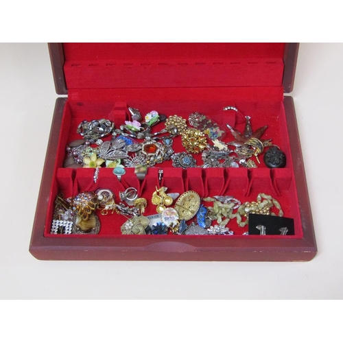 1739 - CANTEEN BOX OF MIXED COSTUME JEWELLERY - RINGS, BROOCHES ETC