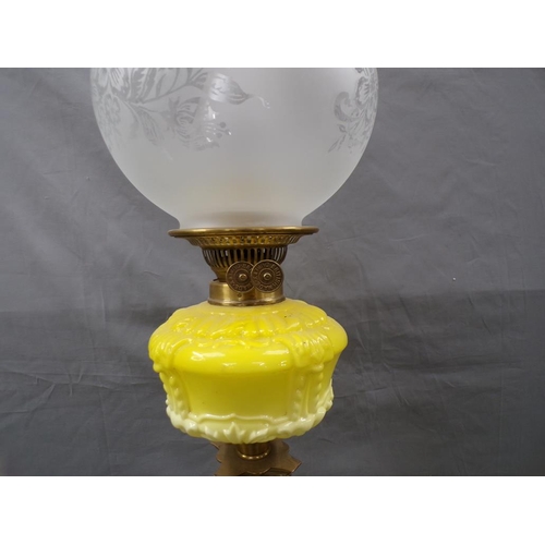 1471 - VICTORIAN BRASS CORINTHIAN COLUMN OIL LAMP WITH YELLOW VASELINE GLASS FONT, 740CM H