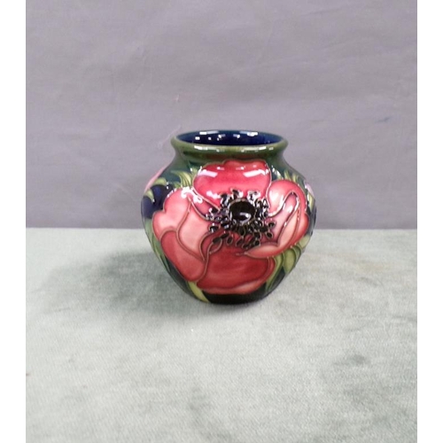 1906 - MOORCROFT ANEMONE TRIBUTE VASE, 2ND QUALITY, 8CM H