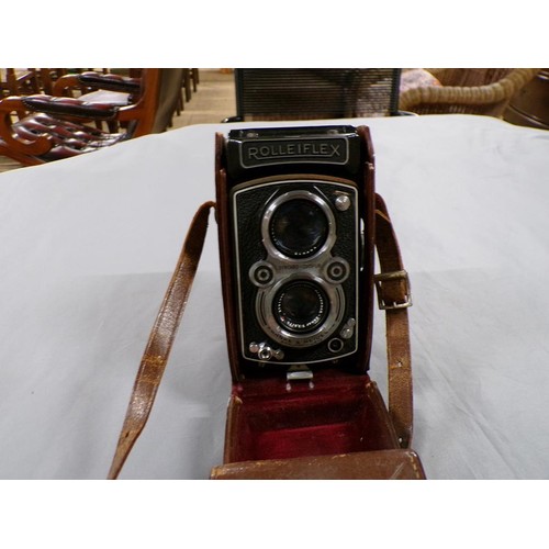 1551 - ROLLEIFLEX FRANKE AND HEIDECKE CAMERA IN BROWN LEATHER CARRY CASE