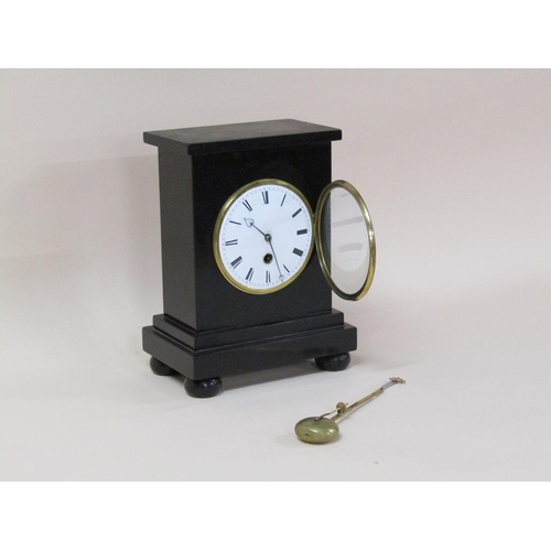 18 - A mid 19c English mantel clock in a rectangular black marble case, the central section hewn from a s... 