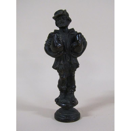 88 - A Victorian bronze figurative desk seal in the form of a Medieval gentleman carrying two ducks, 9cm ... 