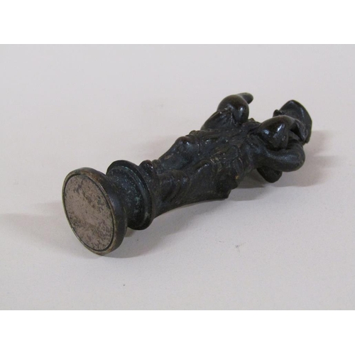 88 - A Victorian bronze figurative desk seal in the form of a Medieval gentleman carrying two ducks, 9cm ... 