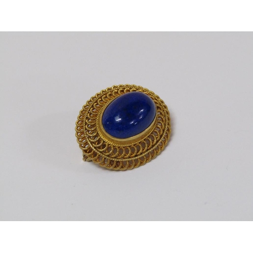 123 - A 14k gold lapis lazuli brooch of oval form, 4.8g total weight.