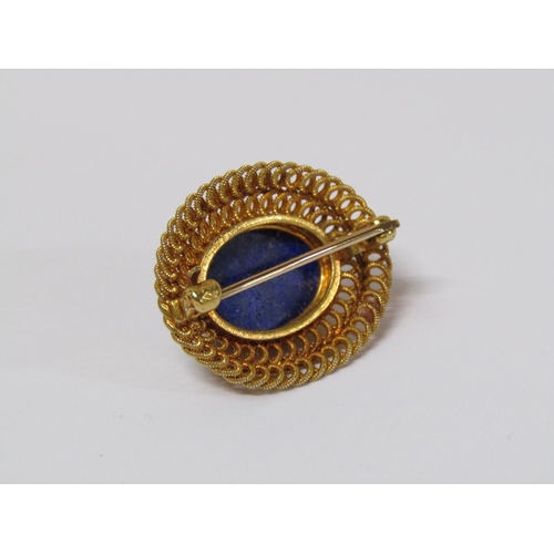 123 - A 14k gold lapis lazuli brooch of oval form, 4.8g total weight.