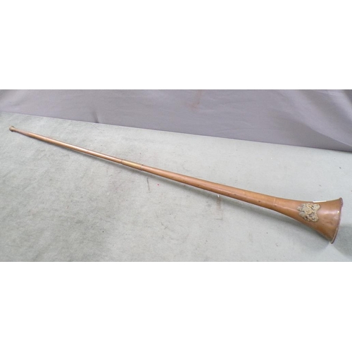 1412 - COPPER POST HORN WITH ROYAL CREST, 119CM L