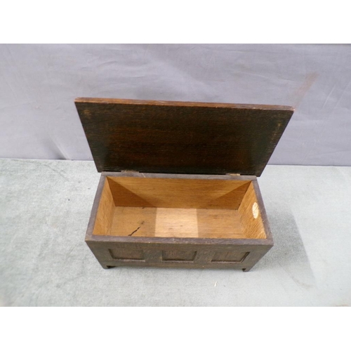 1435 - EARLY 20C OAK MINIATURE THREE PANEL COFFER BOX, 23CM W