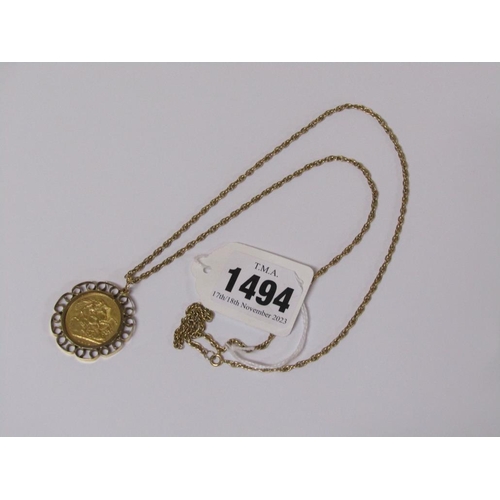 1494 - 1899 VICTORIAN FULL SOVEREIGN IN A 9ct GOLD MOUNT & CHAIN - TOTAL 17.2g