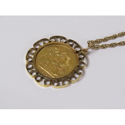 1494 - 1899 VICTORIAN FULL SOVEREIGN IN A 9ct GOLD MOUNT & CHAIN - TOTAL 17.2g