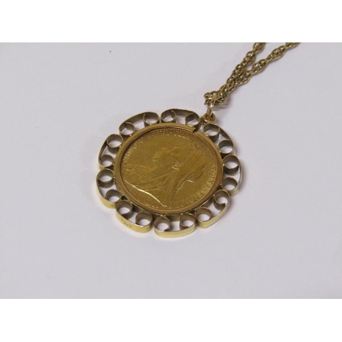 1494 - 1899 VICTORIAN FULL SOVEREIGN IN A 9ct GOLD MOUNT & CHAIN - TOTAL 17.2g