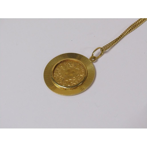 1495 - SWISS GOLD 20 FRANC 1935 RE-STRIKE IN 18ct GOLD MOUNT AND CHAIN (CHAIN AND MOUNT 11.4g) COIN 6.4g