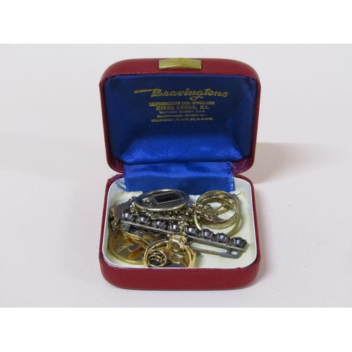 1526 - SMALL BOX OF GILT METAL AND OTHER JEWELLERY TO INC. RINGS, CRUCIFIX, BROOCHES ETC