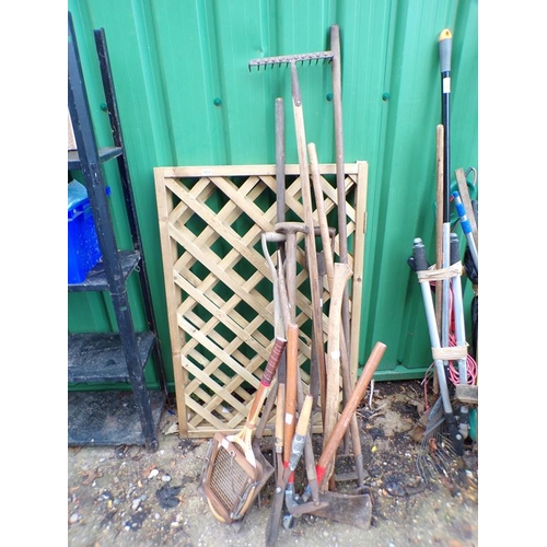 1012 - QTY OF HAND TOOLS AND SOME TRELLIS