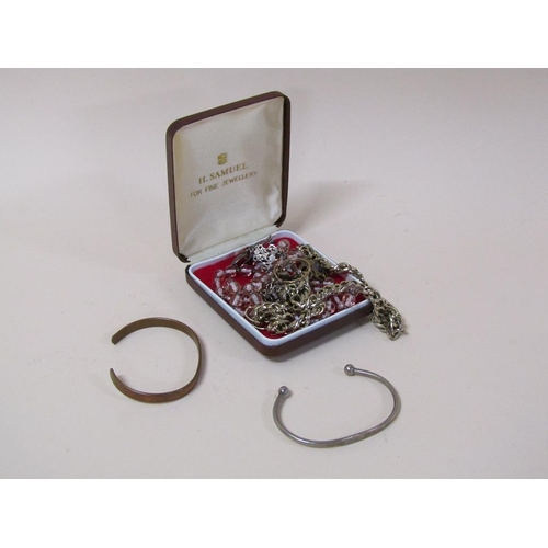 1511 - SMALL BOX OF MIXED COSTUME JEWELLERY CONTAINING ROSARY BEADS, SILVER FLORAL BROOCH, BRACELET, NECKLA... 