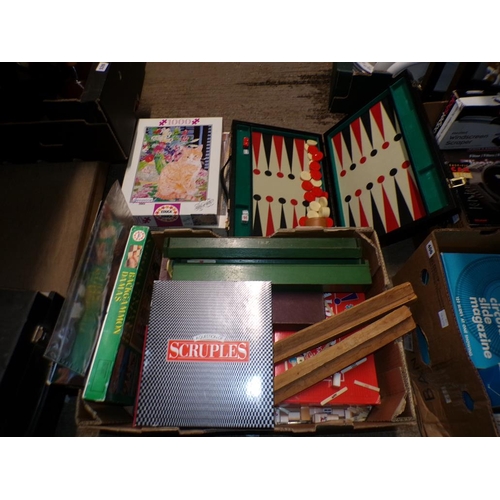 525 - BOX TO INCL MAH JONG SET AND GAMES