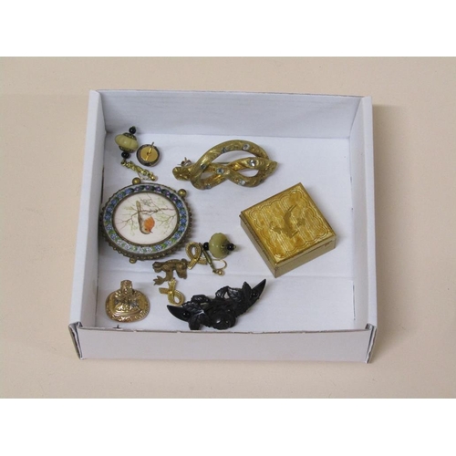 1539 - SMALL BOX OF MIXED COSTUME JEWELLERY TO INC MICRO MOSAIC FRAME, GILT SEAL FOB, BROOCHES, EARRINGS ET... 