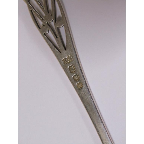 1620 - 1940'S SILVER SPOON AND SLICE, MAKERS MARKS ROBERT PRINGLE & SONS, LONDON 1943