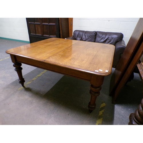 1907 - VICTORIAN OAK EXTENDING DINING TABLE WITH THREE EXTRA LEAVES 303 x 136cms x 74 cms