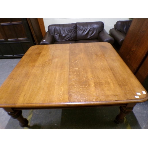 1907 - VICTORIAN OAK EXTENDING DINING TABLE WITH THREE EXTRA LEAVES 303 x 136cms x 74 cms