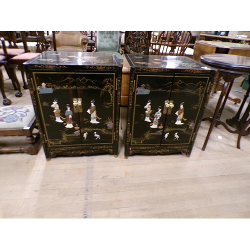 1916 - PAIR OF ORIENTAL DECORATED TWO DOOR BEDSIDE CABINETS 51 x 66 cms