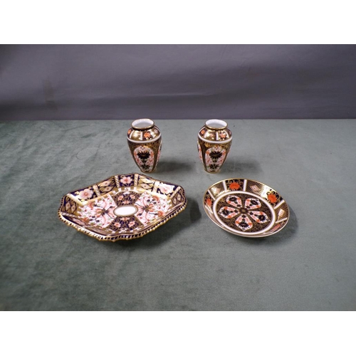 1792 - CROWN DERBY IMARI DISHES AND A PAIR OF VASES 8cms H