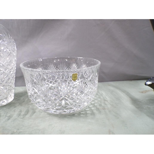 1852 - TWO CRYTAL BOWLS AND A VASE, VASE 31 cms H