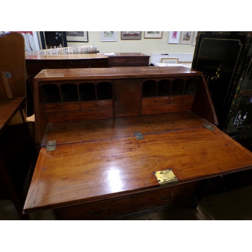 1943 - GEORGIAN MAHOGANY BUREAU, 109CM W