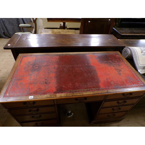 1962 - VICTORIAN MAHOGANY LEATHER TOP TWIN PEDETSAL DESK, 142CM W