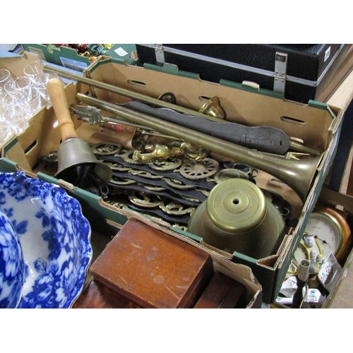 277 - BOX OF MIXED METALWARE - BRASS HORN, HORSE BRASSES, HAND BELL ETC