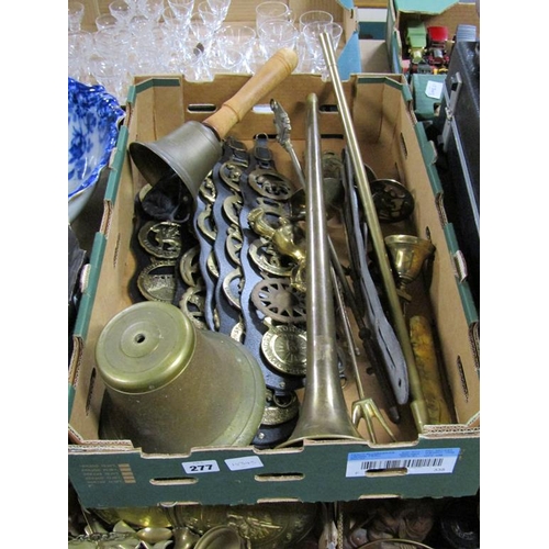 277 - BOX OF MIXED METALWARE - BRASS HORN, HORSE BRASSES, HAND BELL ETC