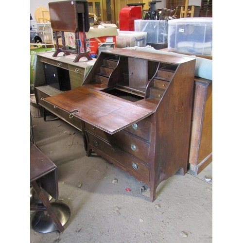 564 - FRENCH OAK BOMBE BUREAU