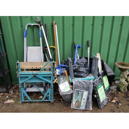 930 - QTY OF GARDEN HAND TOOLS AND EQUIPMENT, WORK MATE ETC