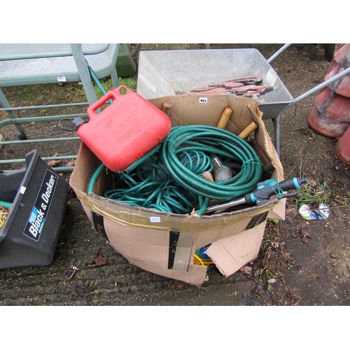 953 - BOX OF SMALL GARDEN HAND TOOLS, HOSE ETC