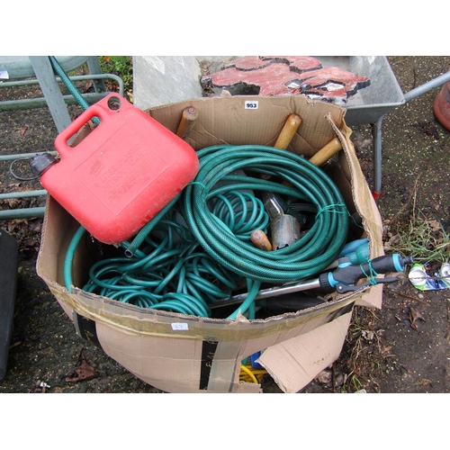 953 - BOX OF SMALL GARDEN HAND TOOLS, HOSE ETC