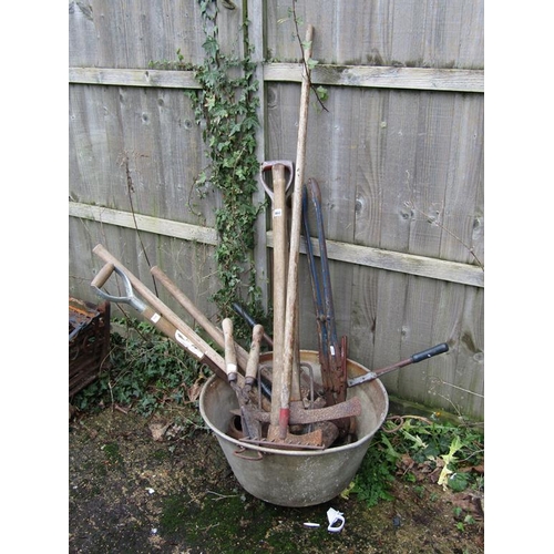 960 - QTY OF GARDEN HAND TOOLS