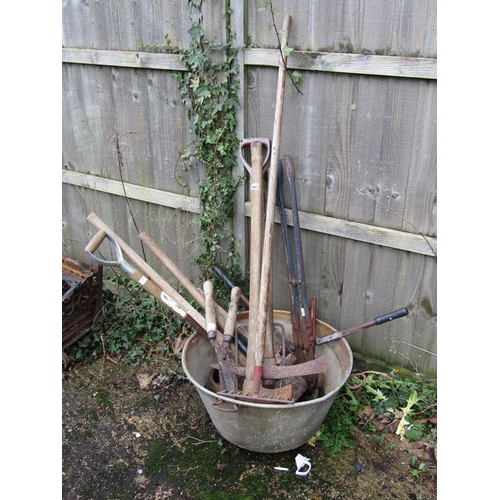 960 - QTY OF GARDEN HAND TOOLS