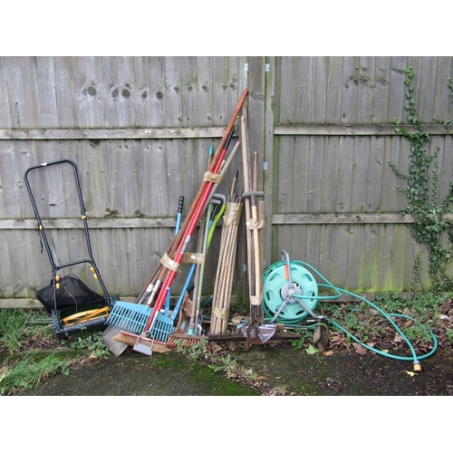 965 - QTY OF GARDEN TOOLS AND EQUIPMENT