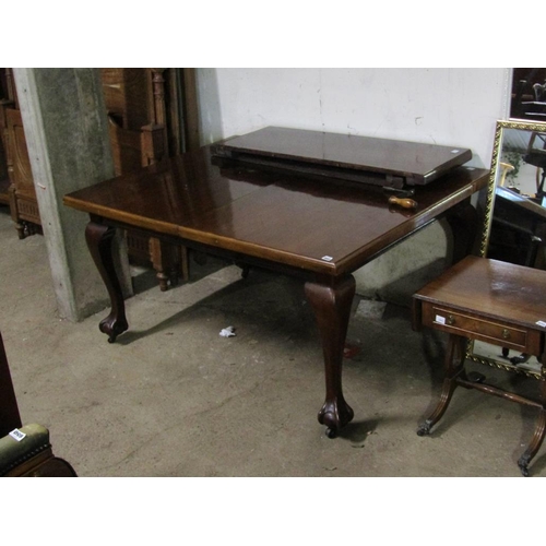 668 - VICTORIAN MAHOGANY EXTENDING DINING TABLE