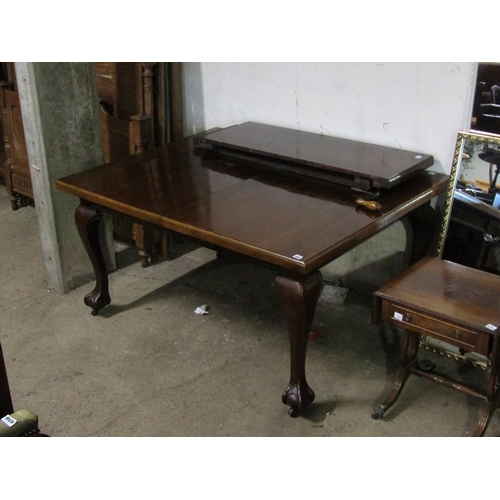 668 - VICTORIAN MAHOGANY EXTENDING DINING TABLE