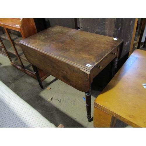 746 - VICTORIAN MAHOGANY PEMBROKE TABLE